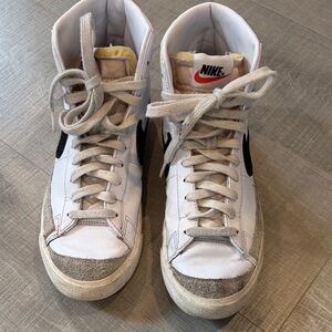 Nike Women’s Blazer Mid High-Top 77 Sneakers Size 9.5